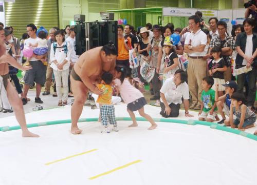「東京おもちゃショー２０１３」で日本相撲協会が初実施した子どもとの触れ合い企画＝15日、東京都江東区の東京ビッグサイト