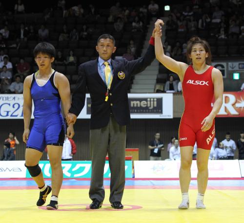 全日本選抜レスリング選手権大会　女子フリースタイル５５キロ級決勝で村田に勝利した吉田（右）