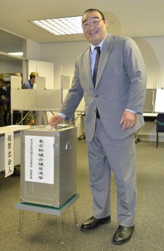 東京都議選の期日前投票をする大相撲の振分親方（元小結高見盛）