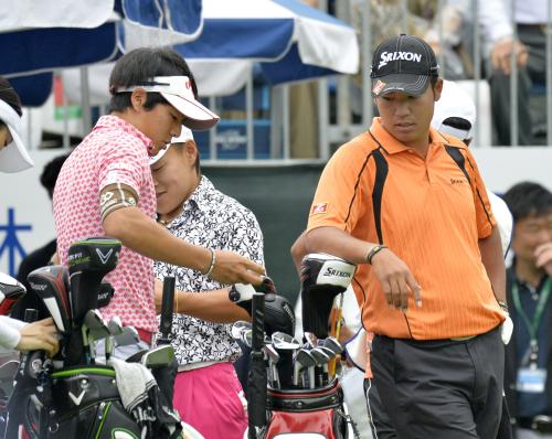 男子ゴルフのツアー選手権が開幕し、１番で言葉を交わす石川遼選手（左）と松山英樹選手