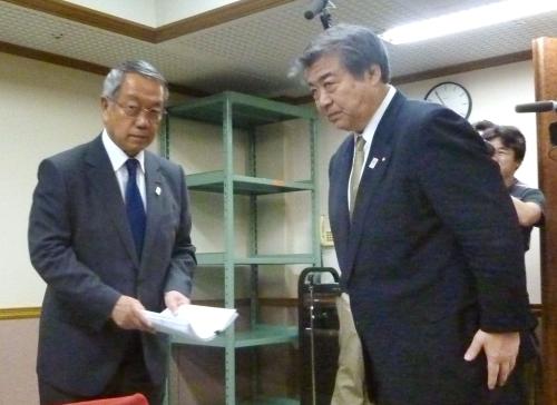 日本スポーツ振興センターの河野一郎理事長（左）に最終報告書を提出し、謝罪する全柔連の上村春樹会長
