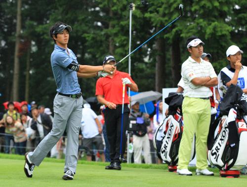 ＜日本ゴルフツアー選手権２日目＞１７番、松山英樹（右）が見つめる中、ティーショットを放つ石川遼