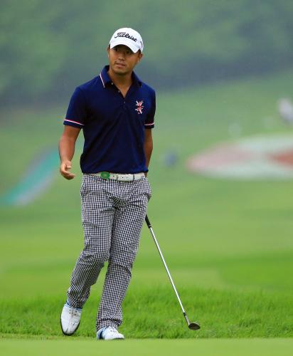 ＜日本ゴルフツアー選手権２日目＞１８番、チップインバーディーを決める小平智