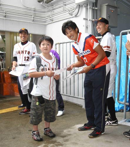 ＜巨・中＞試合前、野球・ソフトボールの五輪種目復帰をアピールするチラシを配る（左から）鈴木、ソフトボールの上野由岐子、矢野