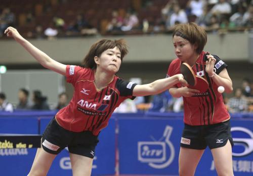 女子ダブルス準々決勝　中国組と対戦し、ボールに飛び付く石川（左）、森薗組