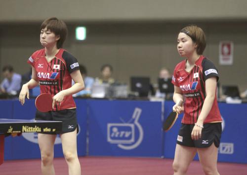 女子ダブルス準々決勝　中国組に破れ、肩を落とす石川（左）、森薗組