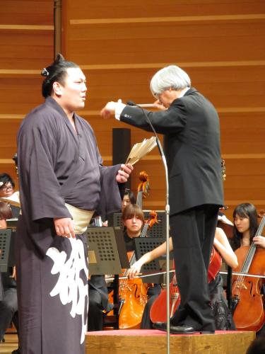 東京芸大のオーケストラと相撲甚句でコラボした勢
