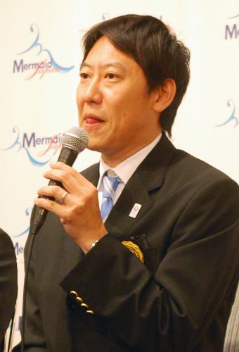 日本水連の新会長に就任し、記者会見で抱負を述べる鈴木大地氏