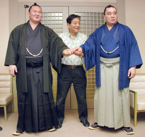 河村たかし名古屋市長を表敬訪問した白鵬（左）と日馬富士の両横綱