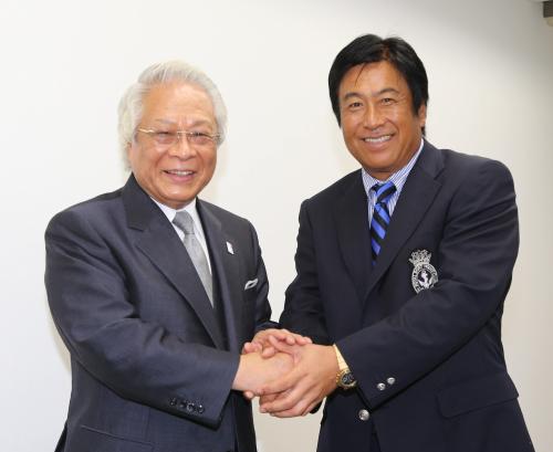 東京国際大ゴルフ部監督に就任する湯原信光プロ（右）とがっちり握手を交わす倉田理事長
