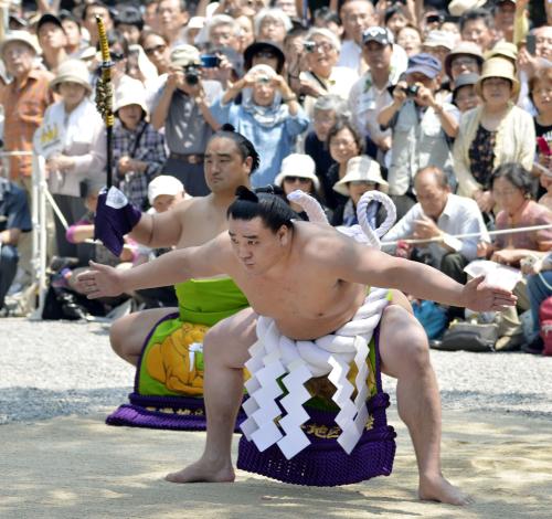 熱田神宮で奉納土俵入りを行う横綱日馬富士。太刀持ちは安美錦