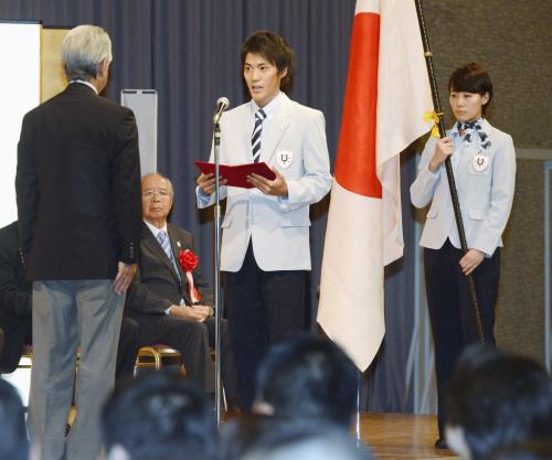 ユニバーシアード夏季大会の日本選手団結団式で、決意表明する主将の山県。右は旗手の西岡