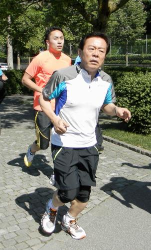 太田雄貴選手（奥）と一緒にレマン湖沿いをジョギングする東京都の猪瀬直樹知事＝１日、スイス・ローザンヌ