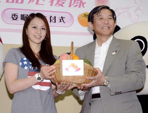仁坂吉伸県知事（右）と笑顔でポーズをとる、和歌山県産品のＰＲ隊に任命された体操女子の田中理恵選手