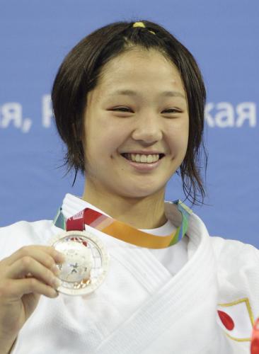 女子63キロ級で準優勝し、銀メダルを手に笑顔を見せる佐野賀世子