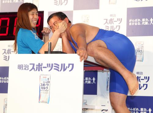 スギちゃん（右）とアームレスリングをする吉田沙保里
