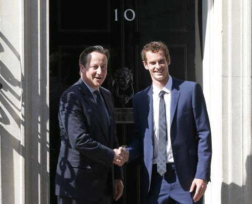 キャメロン英首相（左）と握手するアンディ・マリー