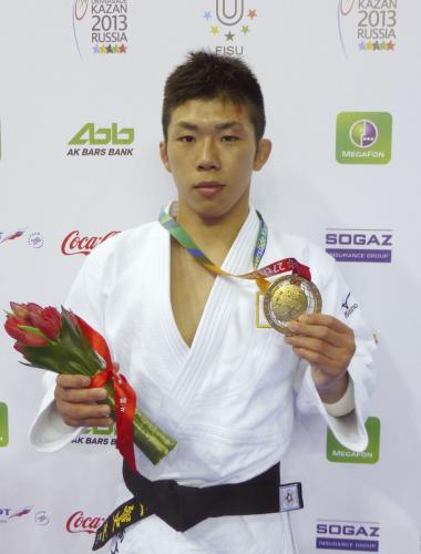 男子66キロ級で金メダルを獲得し、メダルを手にポーズをとる高上智史