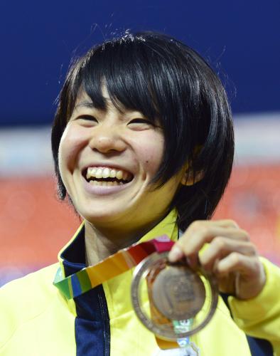 女子５０００メートルで３位となり、銅メダルを手に笑顔を見せる鈴木亜由子
