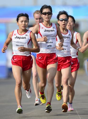 女子ハーフマラソン　１時間13分12秒で優勝した津田真衣（中央）と３位に入った奥野有紀子（左）