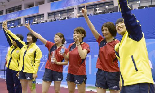 女子団体決勝　台湾を破り優勝を決め、声援に応える日本メンバー