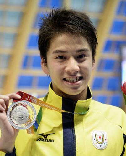 男子２００メートル平泳ぎで２位に入り、銀メダルを手に笑顔を見せる高橋幸大