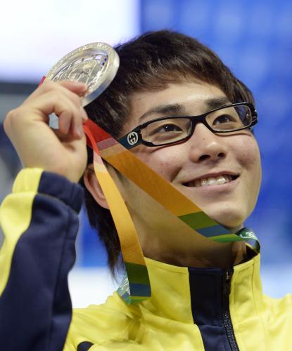 男子２００メートルバタフライで２位に入り、銀メダルを手に笑顔の平井健太