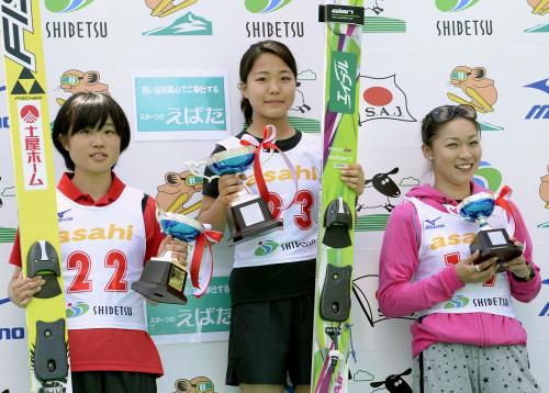 表彰式で笑顔を見せる高梨沙羅。左は２位の伊藤有希、右は３位の渡瀬あゆみ