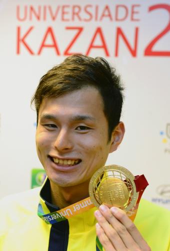 男子８００メートル自由形で優勝し、金メダルを手に笑顔の山本耕平