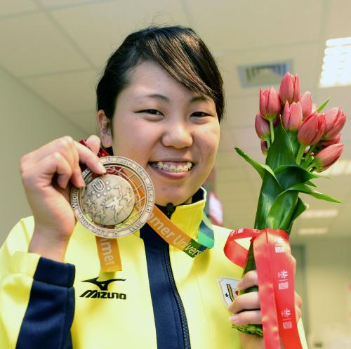 女子２００メートル平泳ぎで３位に入り、銅メダルを手に笑顔の茂木美桜