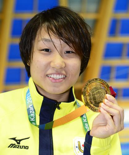 女子２００メートルバタフライで金メダルを獲得した藤田湖奈