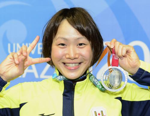 女子２００メートルバタフライで銀メダルを獲得した小林奈央