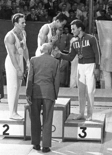 １９６０年ローマ五輪の体操男子床運動で金メダルを獲得した相原信行氏（中央）
