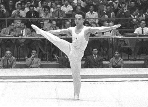 １９６０年ローマ五輪の体操男子床運動で演技する相原信行氏