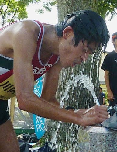 士別ハーフマラソンで22位に終わり、水を浴びる川内優輝