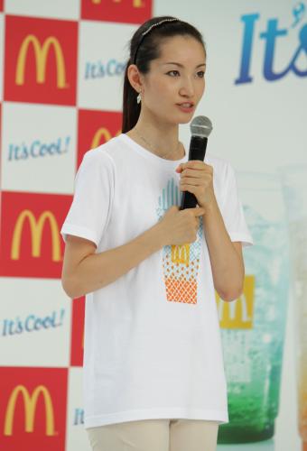 「マクドナルド」の新商品「マックフロート」発表会で安藤美姫にエールを送った荒川静香