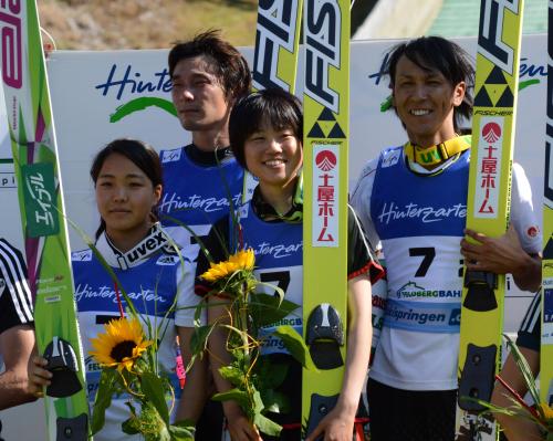 混合団体で優勝し、笑顔で写真に納まる日本チーム。左から高梨沙羅、渡瀬雄太、伊藤有希、葛西紀明