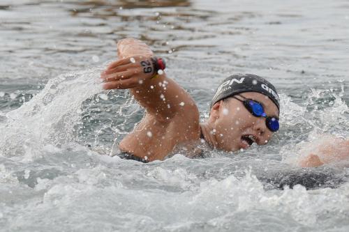 女子25キロ　力泳する貴田裕美