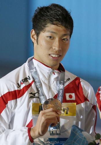 男子４００メートル自由形で２位になり、メダルを手にする萩野公介