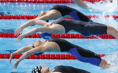 女子１００メートル背泳ぎ予選　スタートする寺川綾（下）。上は赤瀬紗也香