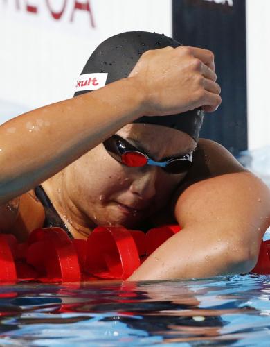 女子１００メートル平泳ぎ準決勝で敗退し、悔しがる鈴木聡美