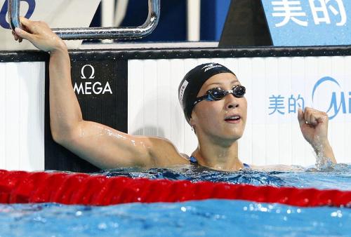 女子１００メートル背泳ぎ決勝　59秒23で銅メダルを獲得しガッツポーズする寺川綾