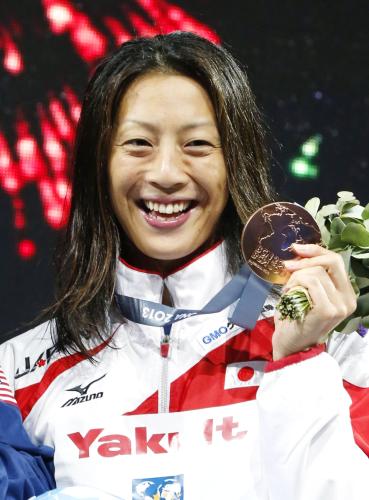 女子１００メートル背泳ぎで銅メダルを獲得し、表彰台で笑顔の寺川綾