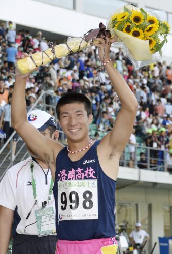 全国高校総体の陸上男子１００メートル決勝に出場、大会新記録となる10秒19で初優勝を決め笑顔を見せる洛南・桐生祥秀