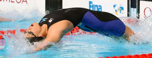 女子１００メートル背泳ぎ決勝でスタートする銅メダルの寺川綾