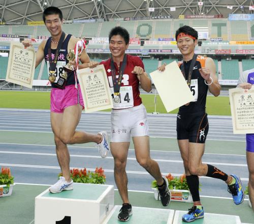 男子１００メートルの表彰式で“ひこにゃん”ポーズをとる、優勝者の洛南・桐生祥秀（左）ら