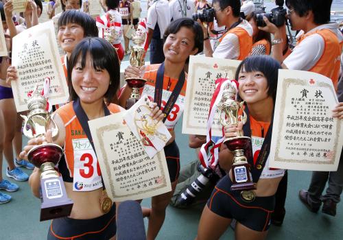 女子４００メートルリレーで優勝し、笑顔を見せる埼玉栄のアンカーの土井杏南（手前）ら