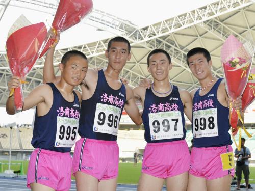 男子４００メートルリレーで優勝し、ポーズをとる（左から）洛南の第１走者の江川、第２走者の池本、第３走者の犬井、アンカーの桐生