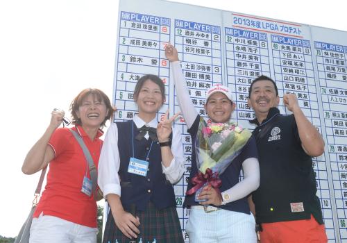 トップ合格を果たした倉田珠里亜は、母・麻理さん（左端）、妹・璃莉香さん（同２人目）、父・良広さん（右）と家族で笑顔で記念写真