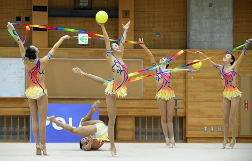 試技会で演技する新体操日本代表の選手たち